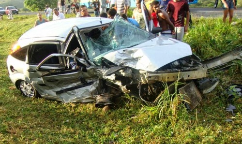 Veículo de Junior Fagundes ficou totalmente destruído no acidente. Foto Itapetinga Agora