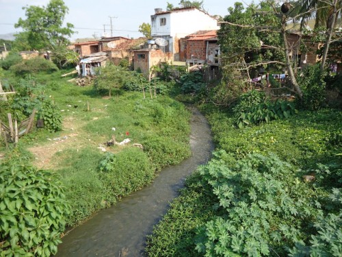 Poluição do rio Colônia motivou a denúncia no MP pelo advogado ambientalista Dr. Lopes, contra a prefeitura de de Caatiba. Foto G1 Cidade