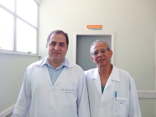 DOs médicos urologistas Marcelo Gomes e Arnaldo Teixeira, da Fundação José Silveira/Hospital Cristo Redentor, na campanha Novembro Azul. Foto César Soares (Tribuna de Itapetinga)