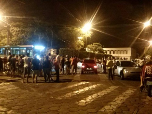 Depois da vitória do Flamengo, por 2X0, contra o Atlético Paranaense, uma legião de flamenguistas saíram às ruas de Itapetinga para comemorar o título, com fogos e buzinaço. Foto Rubinho Nova