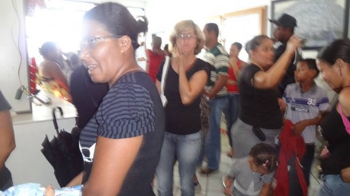 Educadores ocuparam pacificamente as dependência da prefeitura. Prefeito Luiz Soares não apareceu.