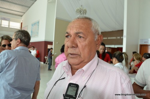 Prefeito Luiz Soares faz contrato milionário para transporte escolar.