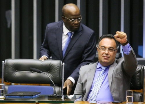 Vice-presidente da Câmara, André Vargas repetiu gesto de Dirceu e Genoino na presença de Joaquim Barbosa. 