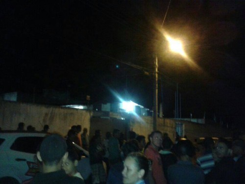 Revoltada, população de Cândido Sales se concentra em frente à delegacia para tentar linchar o assassino.
