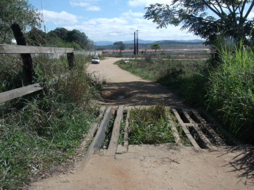 Principal via de acesso do "Carandiru" é uma estrada de fazenda, com um mata-burro logo na entrada. Foto Sudoeste Hoje.