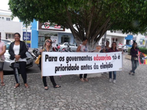 Professores municipais durante protesto em frente à prefeitura. Foto Sudoeste Hoje