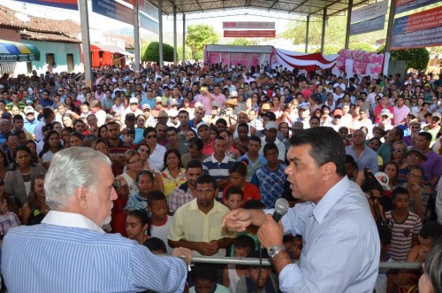 Prefeito Junior Mendes festejou a boa notícia, ao lado dos moradores de Caatiba e do governador.
