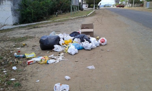 Lixo espalhado nas proximidades da Secretaria Municipal de Transportes e Serviços Públicos, responsável pela limpeza pública no município.