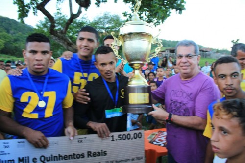 O prefeito Marco Brito fez a entrega dos troféus e premiação do Campeonato de Itati.
