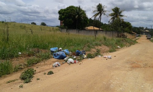 Lixo jogado ao lado da casa do prefeito Zé Carlos ficou uma semana sem ser recolhido.