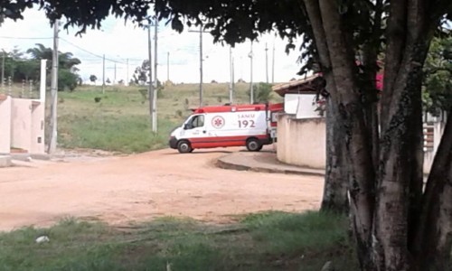 Ambulância do Samu 192 chegou em silêncio na casa do prefeito Zé Carlos e uma maca foi levada para o interior da residência.