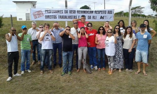 Em greve por tempo indeterminado, professores da Uesb protestaram em frente ao campus de Itapetinga.
