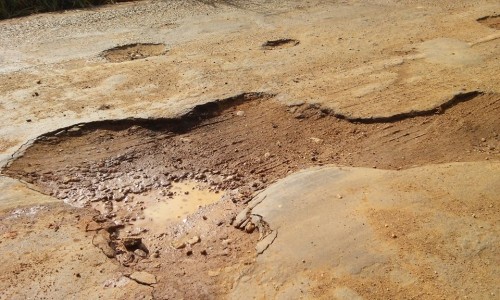 Cratera na rodovia entre Maiquinique e o entroncamento de Macarani.