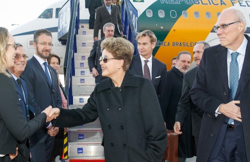 Estocolmo - Suécia, 17/10/2015. Presidenta Dilma Rousseff recebe cumprimentos na chegada a Estocolmo. Foto: Roberto Stuckert Filho/PR