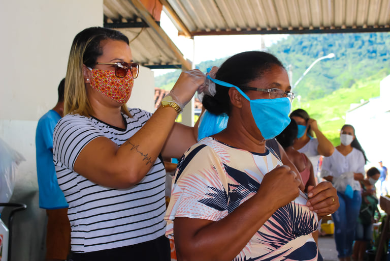 CAATIBA: SECRETARIA DE SAÚDE DISTRIBUI MÁSCARAS DE PROTEÇÃO NA FEIRA LIVRE